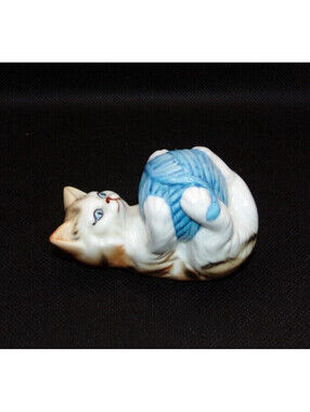 Danbury Mint 1988 Cats Of Character  "Roly Poly" Fine Bone China Cat Figurine